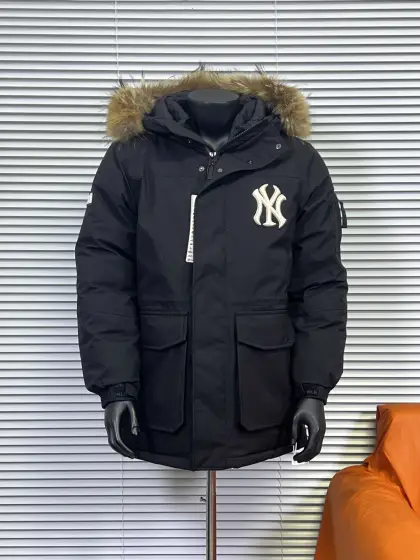 工厂直供 MLB鹅绒带毛领工装羽绒服 ⚠️优质的鸭绒!80%白鸭绒,填充量231g,蓬松度,充绒量,手感各方面都没得挑,几乎感觉不到毛梗,更不用担心钴绒问题! 这件具有极高的保暖性和防风性!同时还具有一定的透气性,并且这种面料,抗皱性非常出色,其次是做工 双层内胆,更加降低了内侧钻绒的可能性,毫不夸张的说,这件衣服的做工,真正牢牢锁佳了羽绒,肩部口袋设计,方便收纳! 最后!连帽自带调节功能,帽子不可拆,毛领可单独拆卸!衣服的细节方面,全部都是客供定制五金辅料,款型属于中等厚度,不是轻薄款,充绒量还是比较足的,衣服厚度各方面都OK! 颜色:白色、军绿、藏青、黑色、粉色